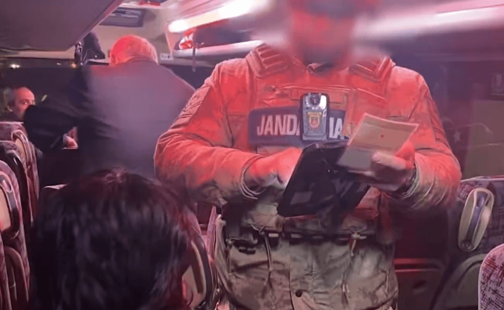 Operasyon kapsamında otobüs terminalleri ve yolcu otobüsleri tek tek denetlenirken, yolcuların kimlik ve seyahat izin belgeleri titizlikle inceleniyor.