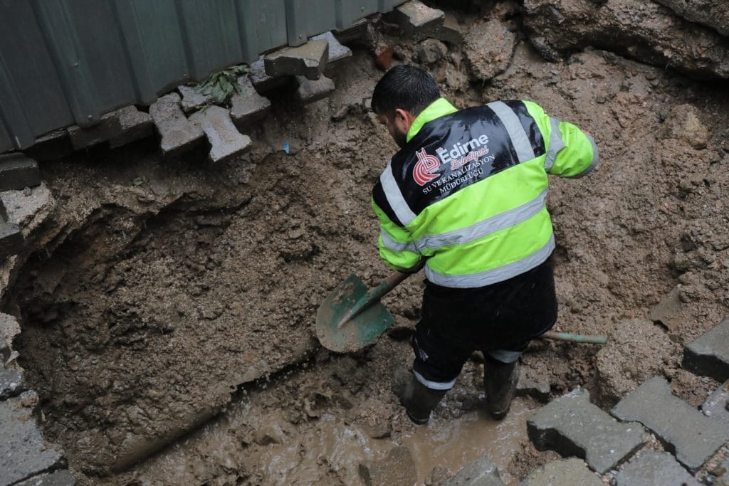 Edirne Belediyesi Su ve Kanalizasyon Müdürlüğü, Babademirtaş Mahallesi'ndeki altyapı arızasını giderdi. Hızlı müdahale ile su kesintisi sona erdi. Çalışmanın detayları haberimizde.