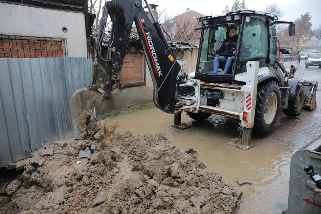 Edirne Belediyesi Su ve Kanalizasyon Müdürlüğü, Babademirtaş Mahallesi'ndeki altyapı arızasını giderdi. Hızlı müdahale ile su kesintisi sona erdi. Çalışmanın detayları haberimizde.