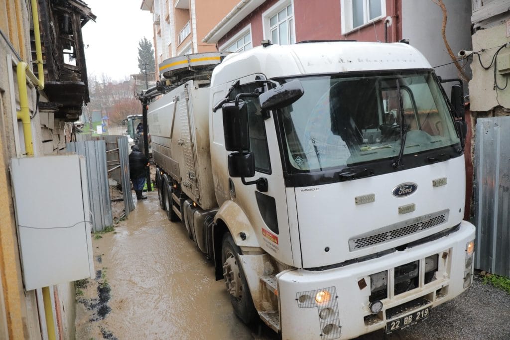 Edirne Belediyesi Su ve Kanalizasyon Müdürlüğü, Babademirtaş Mahallesi'ndeki altyapı arızasını giderdi. Hızlı müdahale ile su kesintisi sona erdi. Çalışmanın detayları haberimizde.