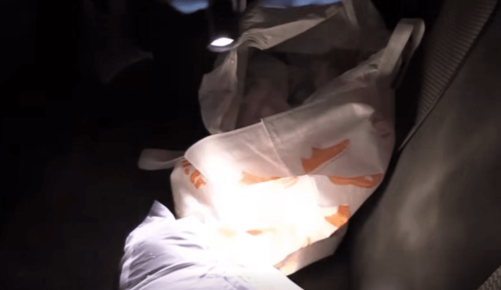 Tekirdağ polisinin durdurduğu araçta yapılan aramada, şüphelilere ait olduğu değerlendirilen eşyalar ve çantalar görüntülendi