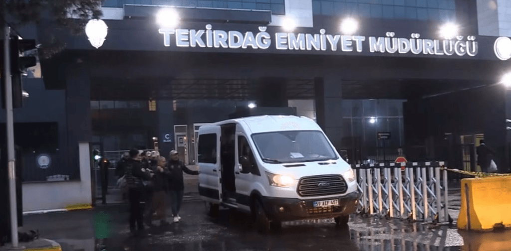 Emniyetteki işlemleri tamamlanan 7 şüphelinin Tekirdağ Emniyet Müdürlüğü binasından çıkarılarak adliyeye sevk edilişi.