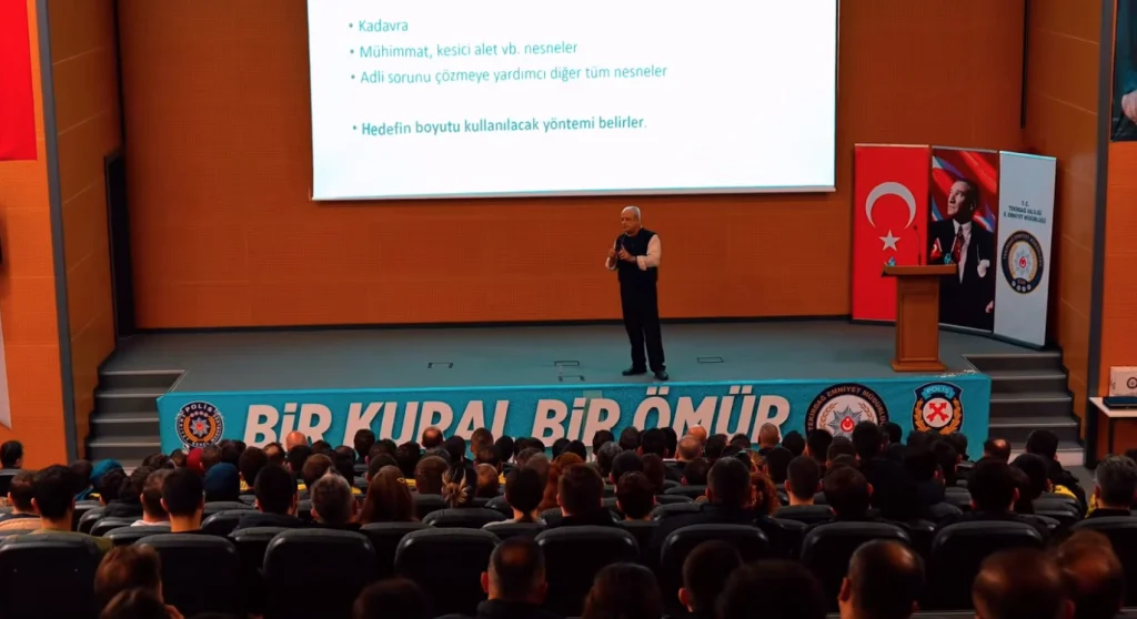 Tekirdağ İl Emniyet Müdürlüğü'nde görevli polis memurlarının, ÇOMÜ akademisyenleri tarafından verilen adli jeofizik ve deprem konulu eğitim seminerini dikkatle takip ederken çekilmiş yakın plan fotoğrafı.