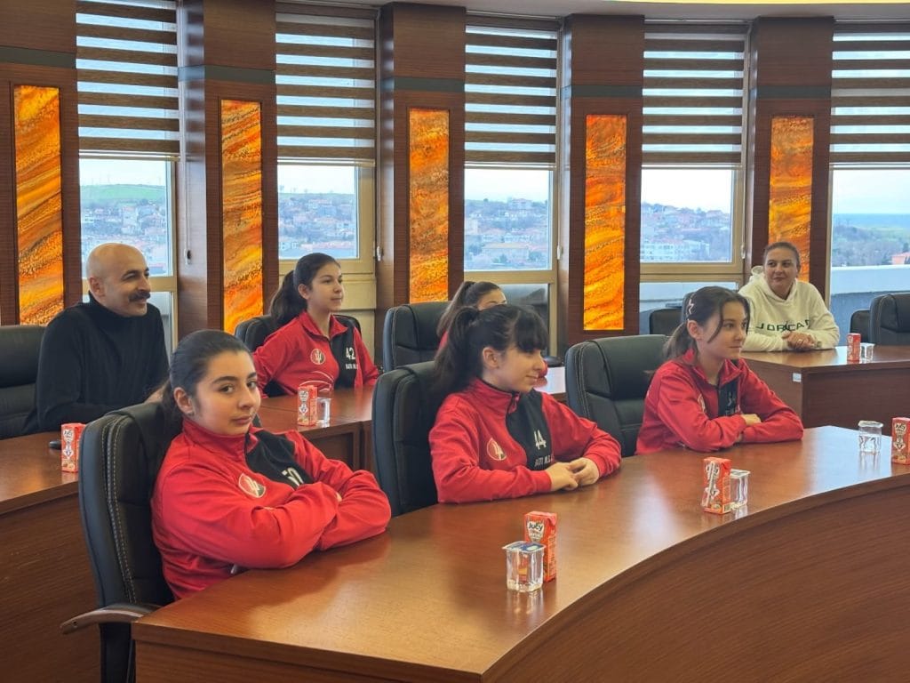 Marmaraereğlisi'nden büyük başarı! Batı Marmara Spor Kulübü U-14 Kız Basketbol takımı Tekirdağ 2.'si olarak Edirne biletini kaptı. Antrenörler ve sporcular tebrik edildi.