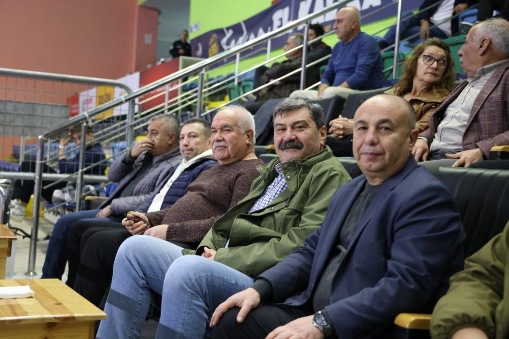 Toroslar Belediyesi Kadın Voleybol Takımı sezonu zaferle kapattı. Adana temsilcisini 3-2 yenen sultanları Başkan Abdurrahman Yıldız yalnız bırakmadı. Maçın detayları haberimizde.