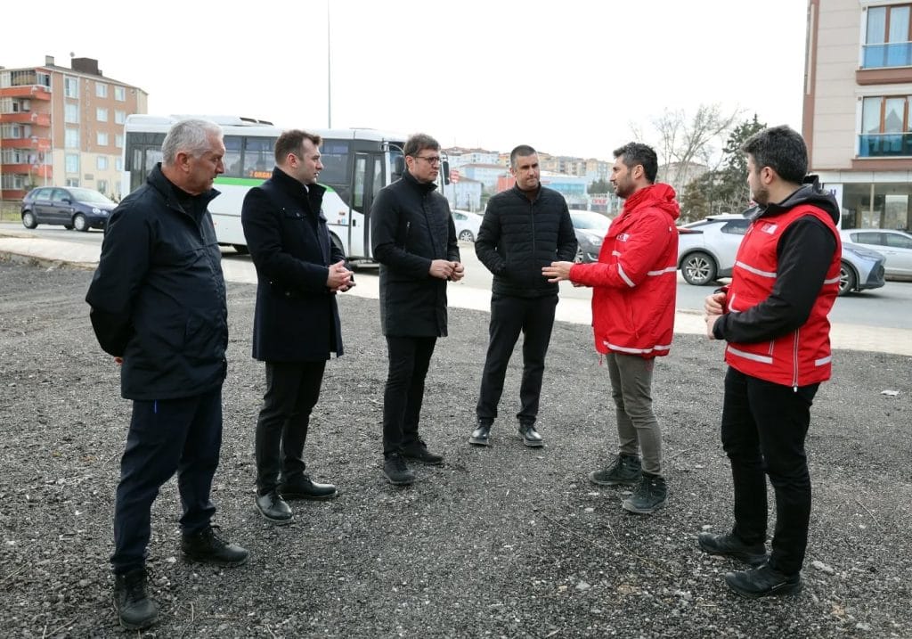 Çerkezköy Belediyesi ve Kızılay Şube Başkanı Sinan Meral, Çerkezköy Kızılay yeni hizmet binası arazisini inceledi. Projenin detayları ve kente katkıları haberimizde.