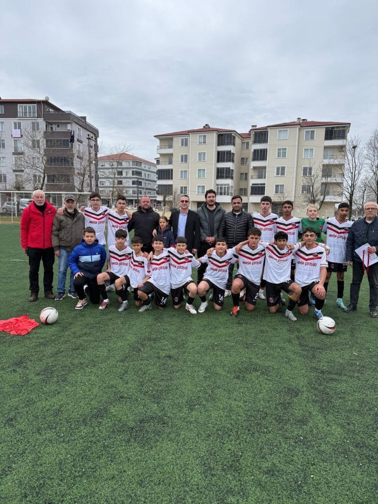 Havsa Belediye Başkanı Hüseyin Özden, U-15 Ligi'nde mücadele eden Havsa Spor ve Edirne Aslantepe Spor maçını izleyerek genç sporculara destek verdi.