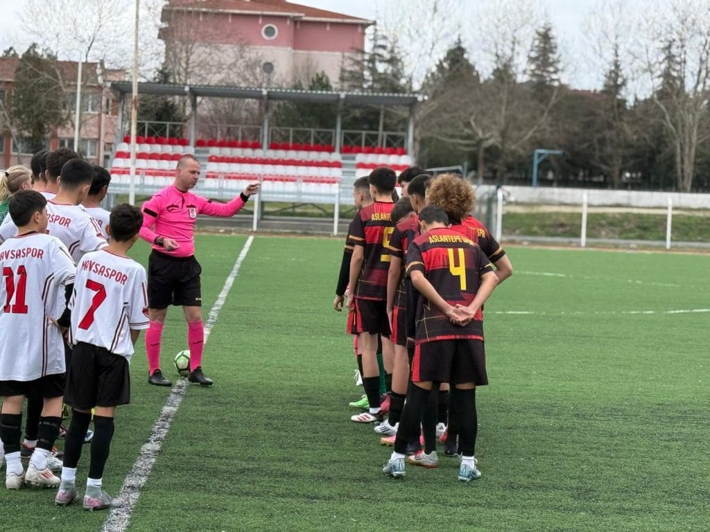 Havsa Belediye Başkanı Hüseyin Özden, U-15 Ligi'nde mücadele eden Havsa Spor ve Edirne Aslantepe Spor maçını izleyerek genç sporculara destek verdi.