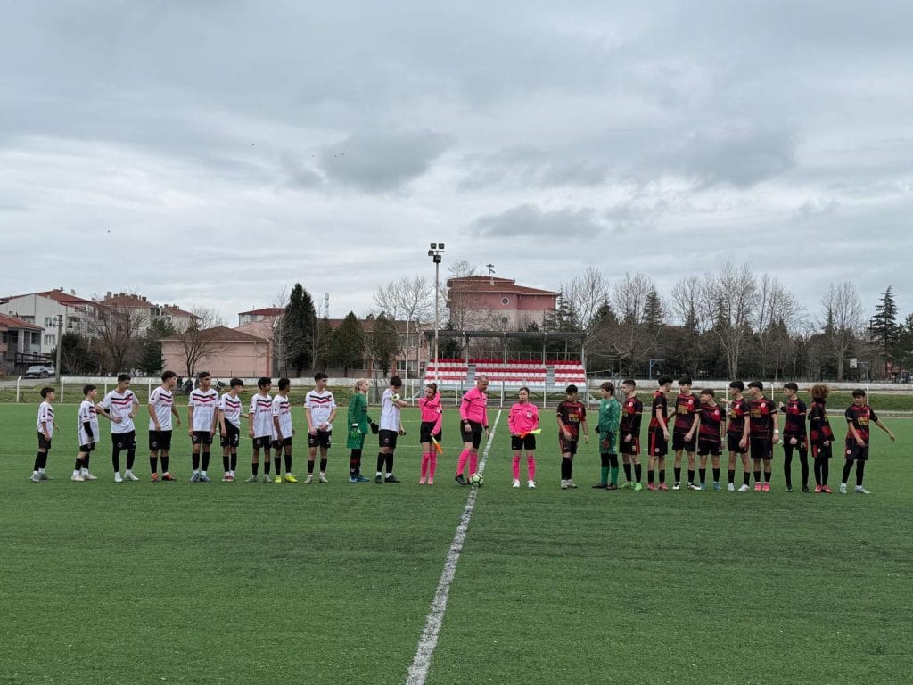 Havsa Belediye Başkanı Hüseyin Özden, U-15 Ligi'nde mücadele eden Havsa Spor ve Edirne Aslantepe Spor maçını izleyerek genç sporculara destek verdi.
