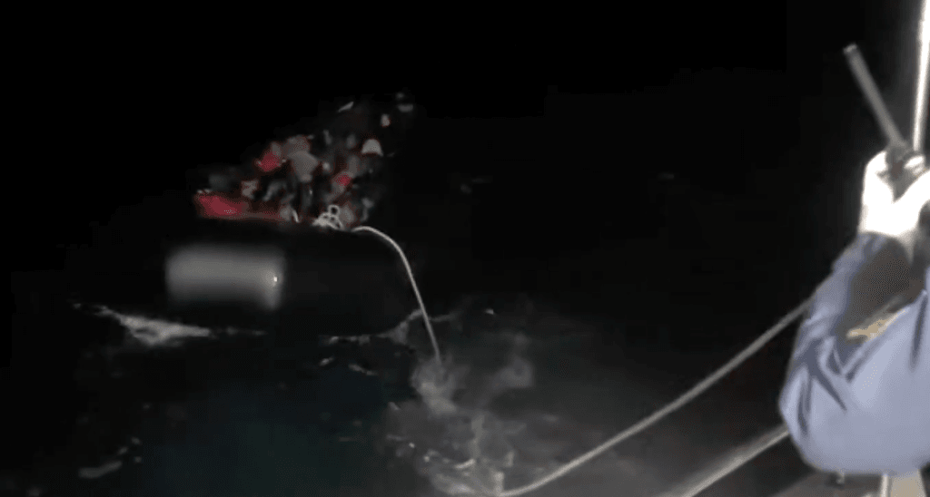 Ekiplerin dikkati sayesinde tespit edilen ve kapasitesinin çok üzerinde insan taşıyan lastik botlara, olası bir facia yaşanmadan müdahale ediliyor.