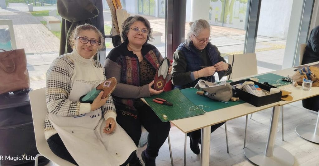 El yapımı renkli yemeni ayakkabı üreten kadınlar ve deri işleme sanatı