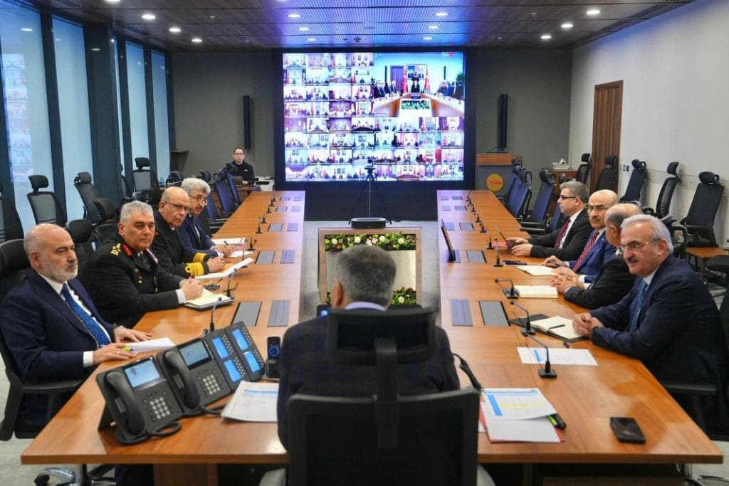 Edirne Valisi Yunus Sezer, İçişleri Bakanı Ali Yerlikaya başkanlığındaki güvenlik koordinasyon toplantısına katıldı. Edirne Valiliği'nden yapılan açıklamada 81 ilin katıldığı VKS toplantısının detayları haberimizde.