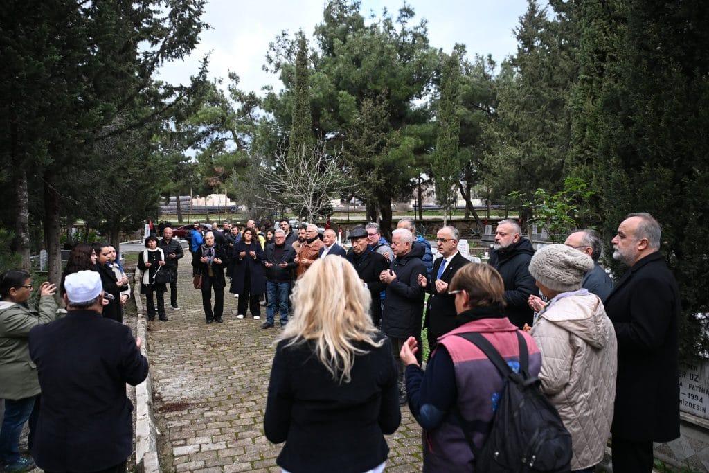 Çanakkale Belediyesi, kentin unutulmaz gazetecileri Yaşar Türe ve Turhan Narler için mezarları başında anma töreni düzenledi. Basın emekçilerine vefa örneği sergilenen törenin detayları haberimizde.