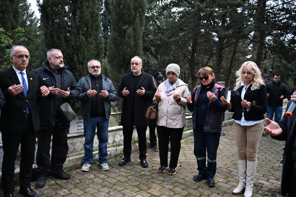 Çanakkale Belediyesi, kentin unutulmaz gazetecileri Yaşar Türe ve Turhan Narler için mezarları başında anma töreni düzenledi. Basın emekçilerine vefa örneği sergilenen törenin detayları haberimizde.