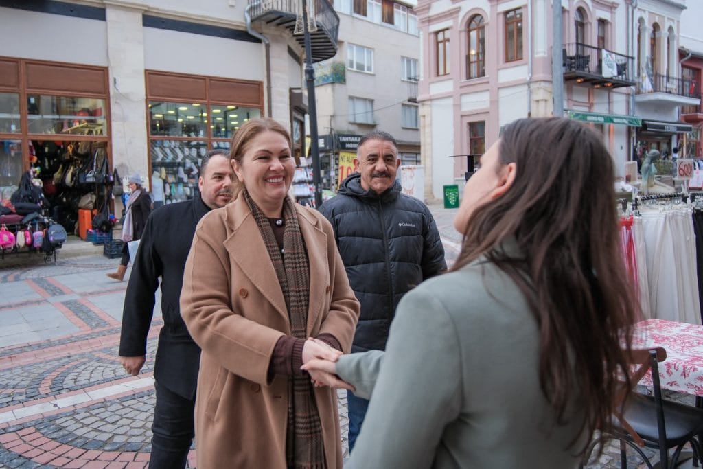 Belgin İba, Saraçlar Caddesi esnafıyla buluştu. Soğuk havada sıcak sohbetlerin yaşandığı ziyarette esnafın talepleri dinlendi. İba'dan "Saha siyaseti" vurgusu...