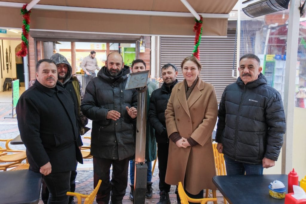 Vatandaşların yoğun ilgisiyle karşılaşan İba, Edirnelilerin taleplerini not alarak çözüm sözü verdi.