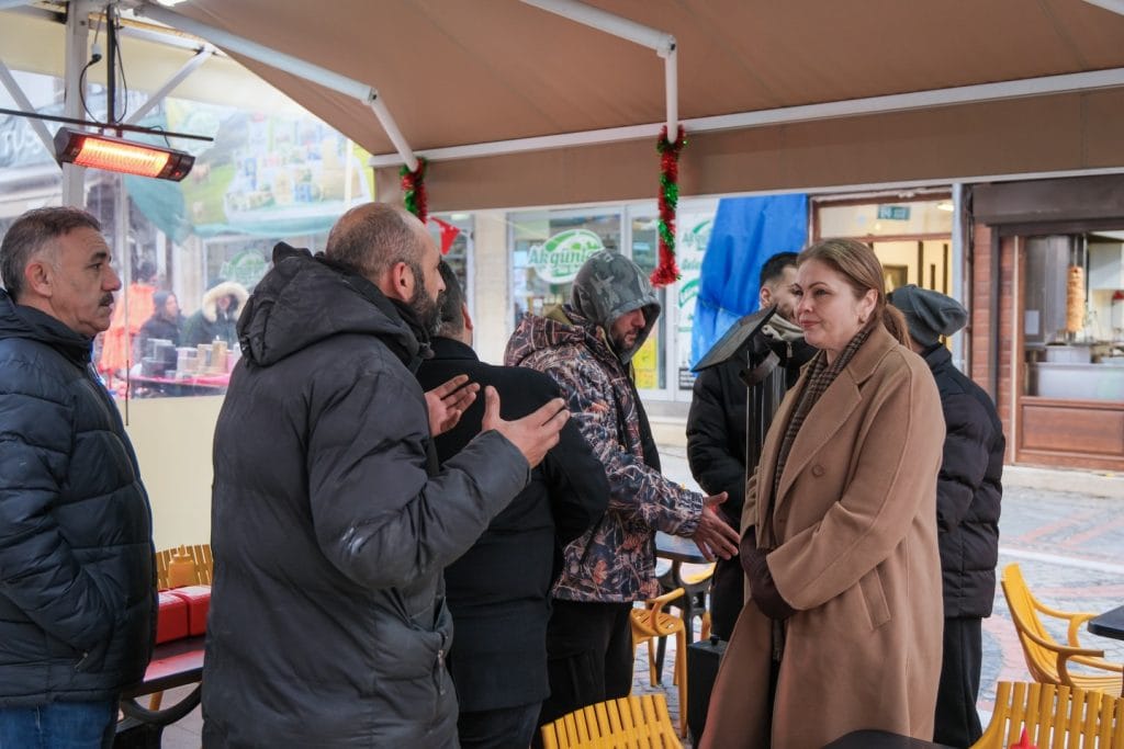 Başkan Belgin İba, Saraçlar esnafının ikram ettiği çayı geri çevirmeyerek, vatandaşların sorunlarını samimi bir ortamda dinledi.