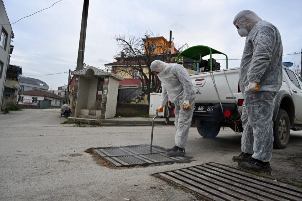 Biga Belediyesi Park ve Bahçeler Müdürlüğü, halk sağlığını korumak için logar ilaçlama çalışmalarına hız verdi. Haşere ve sivrisinekle mücadele kapsamında yürütülen çalışmaların detayları Trakyalife'da.