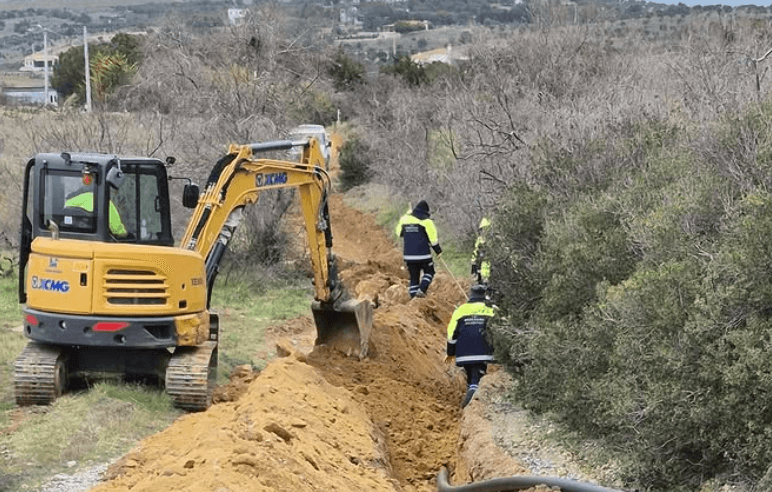 Bozcaada Belediyesi, altyapı yatırımlarına hız verdi. Karadut-Beylik hattındaki eski borular, 110'luk HDPE borularla değiştirilerek su sorunu kalıcı olarak çözülüyor. Detaylar Trakyalife'ta.