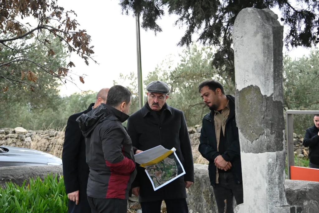 Çanakkale Boğazı'nın Anadolu yakasında bulunan ve heyet tarafından incelenen tarihi tabyalar ve şehitlik alanlarından bir görünüm.