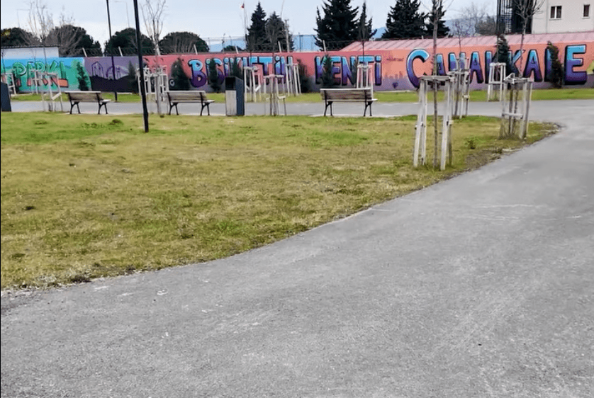 Çanakkale Belediyesi, çevre dostu ulaşım için Bisikletli Yaşam Parkı projesini başlatıyor. EuroVelo durağı olacak parkta konaklama, atölye ve sosyal alanlar yer alacak. Detaylar haberimizde.