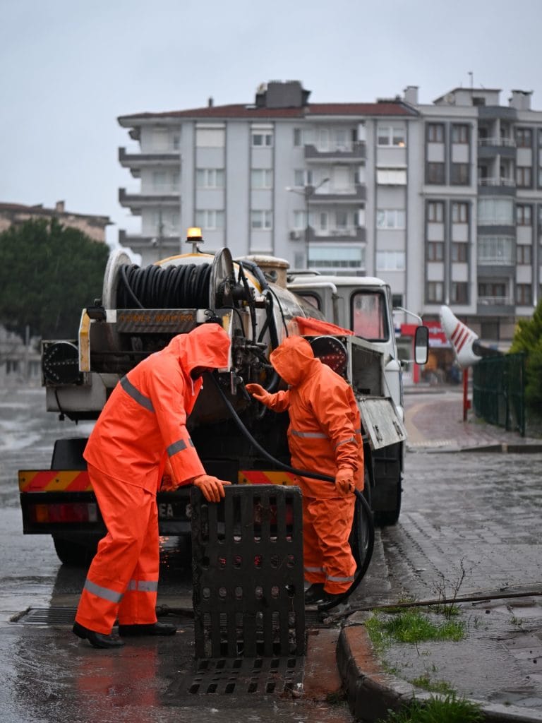 Çanakkale Belediyesi, kentte etkili olan yağışlı havaya karşı tüm ekipleriyle sahada. Su baskınlarını önlemek ve güvenliği sağlamak için yürütülen gece mesaisinin detayları haberimizde.