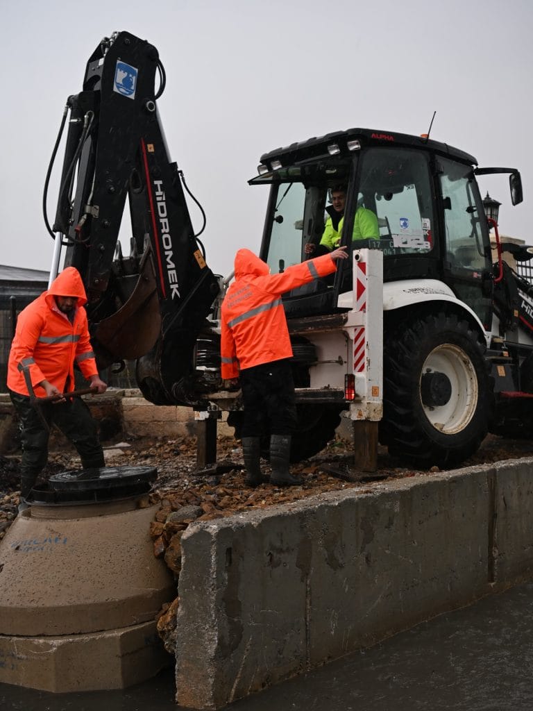 Çanakkale Belediyesi, kentte etkili olan yağışlı havaya karşı tüm ekipleriyle sahada. Su baskınlarını önlemek ve güvenliği sağlamak için yürütülen gece mesaisinin detayları haberimizde.