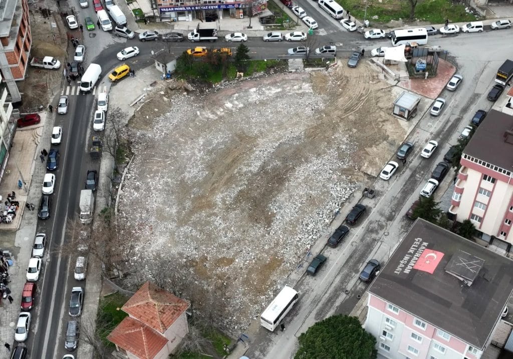 Çerkezköy Belediyesi, depreme dayanıksız Amfi Tiyatro'nun yıkımını tamamladı. Bölgede yapılan incelemeler sonrası alanın açık otopark olarak kullanılması ve trafik sorununun çözülmesi hedefleniyor.