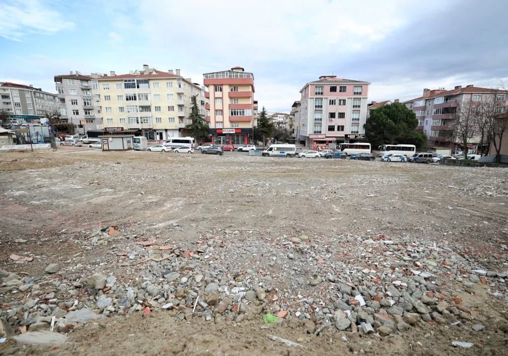 Çerkezköy Belediyesi, depreme dayanıksız Amfi Tiyatro'nun yıkımını tamamladı. Bölgede yapılan incelemeler sonrası alanın açık otopark olarak kullanılması ve trafik sorununun çözülmesi hedefleniyor.
