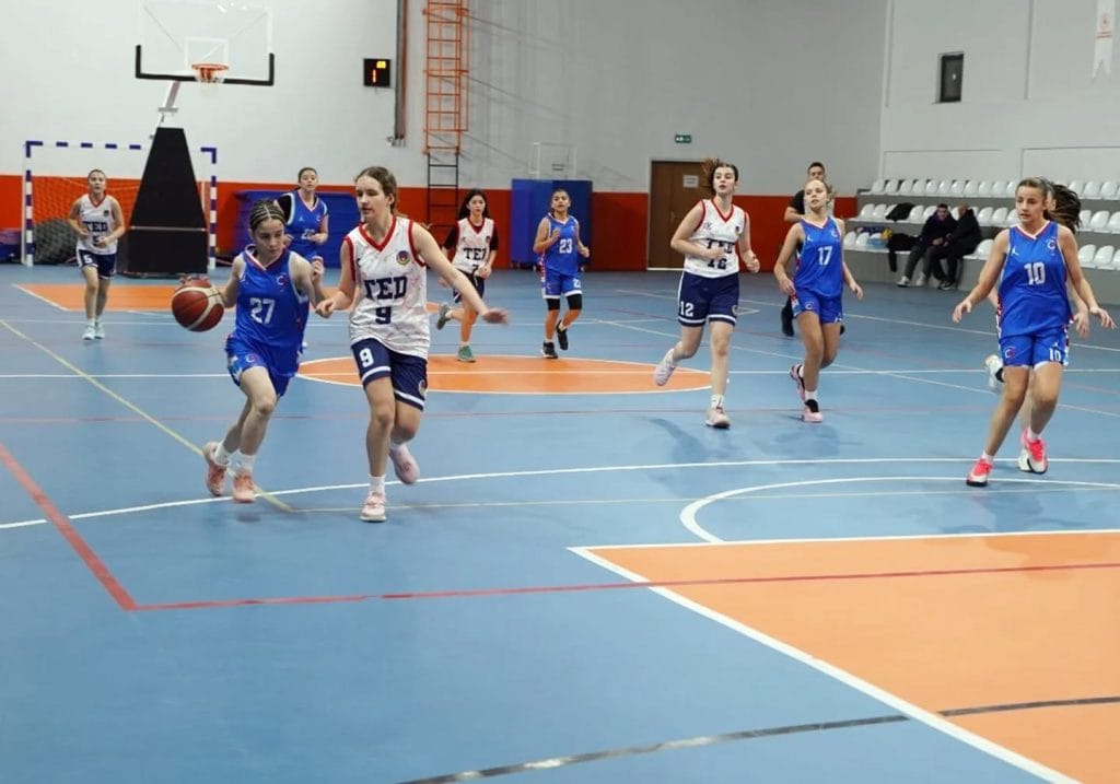 Tekirdağ U14 ve U16 Kadın Basketbol Liglerinde şampiyon olan Çerkezköy Belediye Spor Kulübü büyük bir başarıya imza attı. Çerkezköy Belediyesi'nin tebrik mesajı ve çifte şampiyonluğun detayları haberimizde.