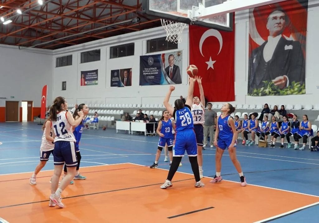 Tekirdağ U14 ve U16 Kadın Basketbol Liglerinde şampiyon olan Çerkezköy Belediye Spor Kulübü büyük bir başarıya imza attı. Çerkezköy Belediyesi'nin tebrik mesajı ve çifte şampiyonluğun detayları haberimizde.