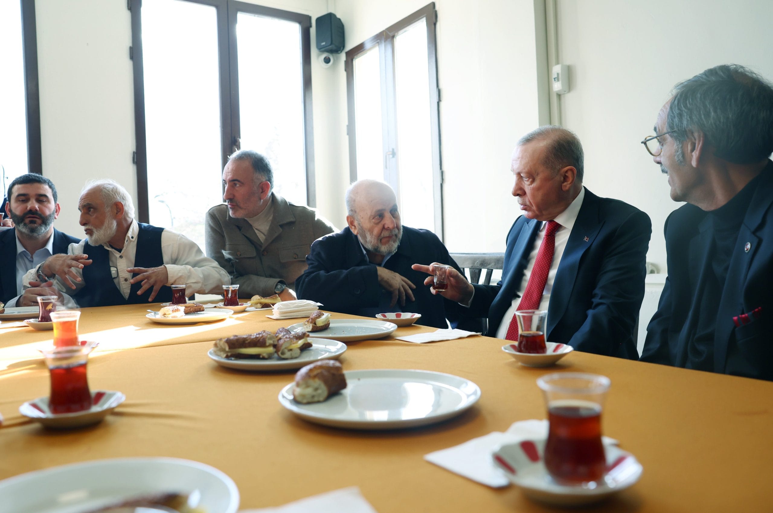 Beyoğlu’nda Sürpriz Ziyaret Erdoğan Vatandaşın Masasında