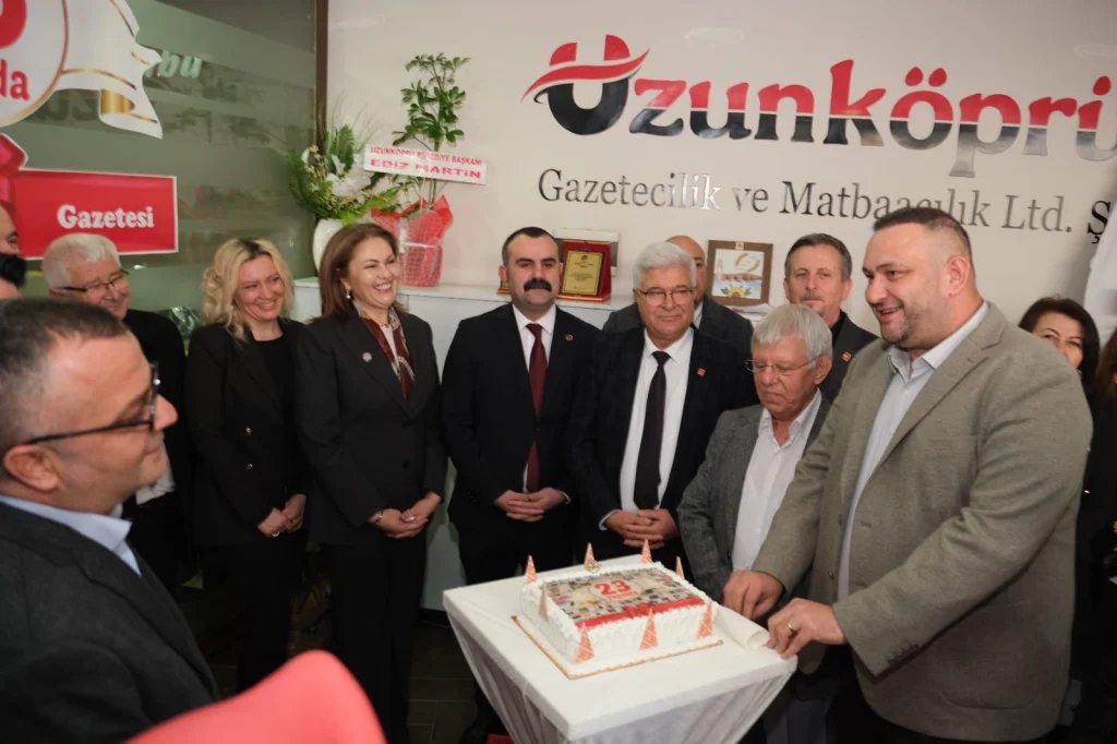 Başkan Yardımcısı Öktem, Uzunköprü Gazetesi'nin eski sayılarını ve manşetlerini inceleyerek gazete çalışanlarıyla sohbet ediyor.