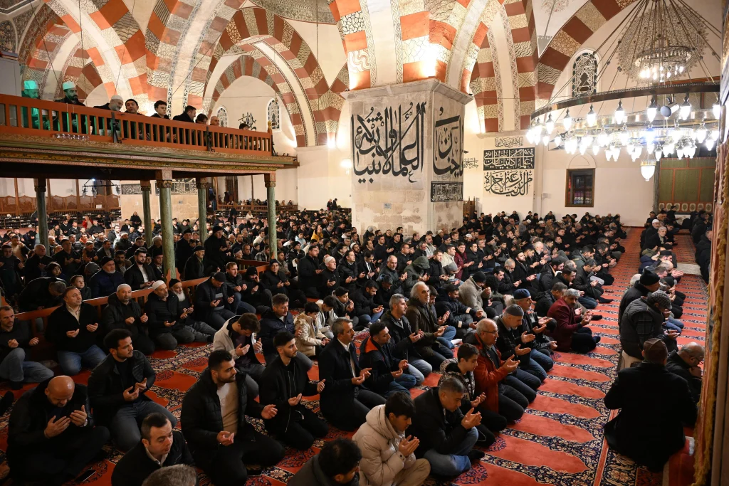 Eski Cami Miraç Kandili Yoğunluğu