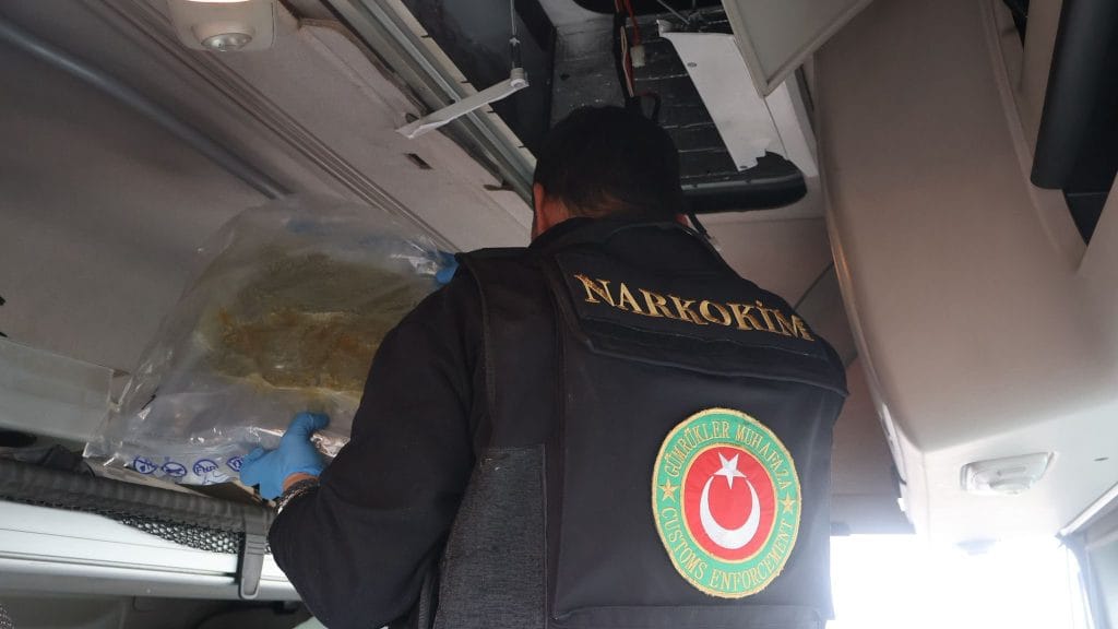 Gümrük Muhafaza ekipleri bir tırda 50 paket halinde 144 kilo esrar yakaladı.
