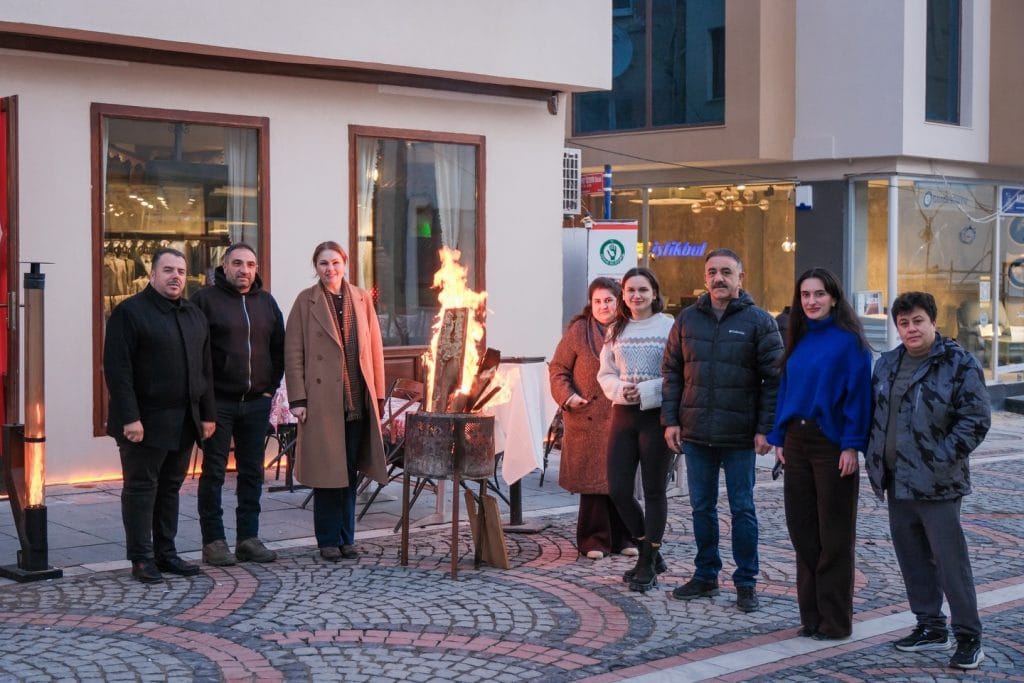 Soğuk havaya aldırış etmeyen İba ve beraberindeki heyet, caddedeki tüm esnafları tek tek ziyaret ederek hayırlı işler diledi.