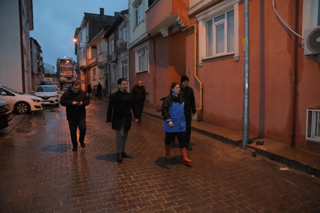 Edirne'de yoğun yağış hayatı etkiledi. Edirne Belediyesi, sorunlu noktalara anında müdahale ederken, altyapıdaki kalıcı çözüm stratejisini ve sahadaki çalışmalarını açıkladı.