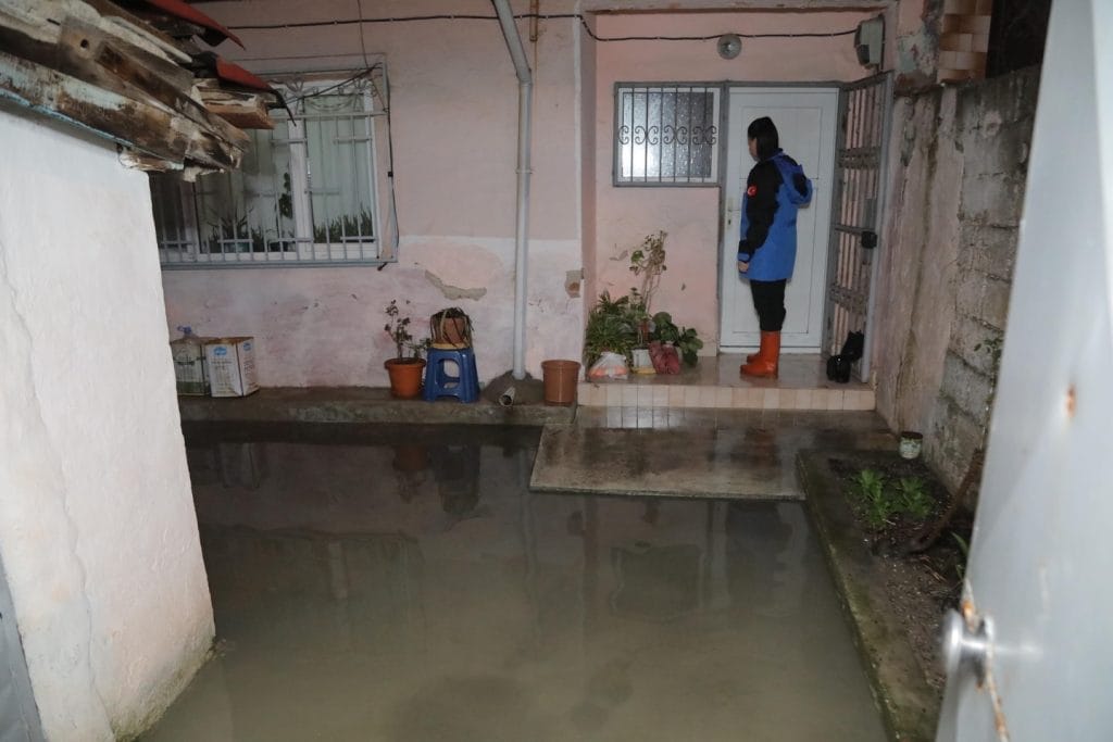 Edirne'de yoğun yağış hayatı etkiledi. Edirne Belediyesi, sorunlu noktalara anında müdahale ederken, altyapıdaki kalıcı çözüm stratejisini ve sahadaki çalışmalarını açıkladı.