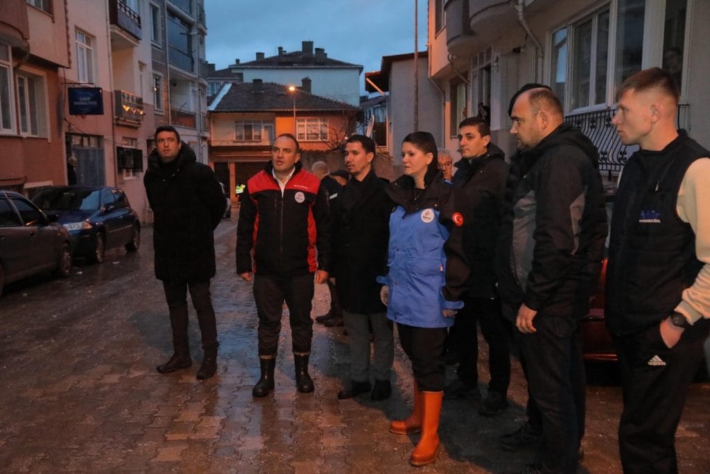 Edirne'de yoğun yağış hayatı etkiledi. Edirne Belediyesi, sorunlu noktalara anında müdahale ederken, altyapıdaki kalıcı çözüm stratejisini ve sahadaki çalışmalarını açıkladı.