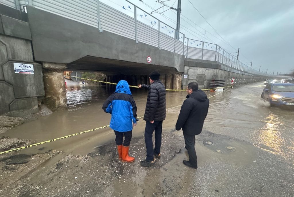 Edirne'de yoğun yağış hayatı etkiledi. Edirne Belediyesi, sorunlu noktalara anında müdahale ederken, altyapıdaki kalıcı çözüm stratejisini ve sahadaki çalışmalarını açıkladı.