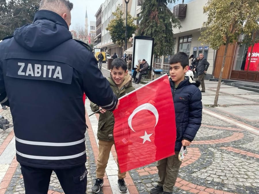 Edirne Belediyesi Zabıta Müdürlüğü, Saraçlar Caddesi'nde vatandaşlara Türk bayrağı hediye etti.