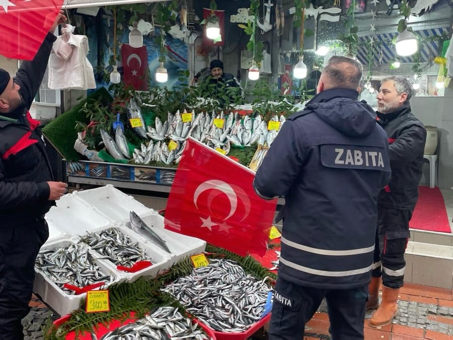 Edirne Belediyesi Zabıta Müdürlüğü, Saraçlar Caddesi'nde vatandaşlara Türk bayrağı hediye etti.