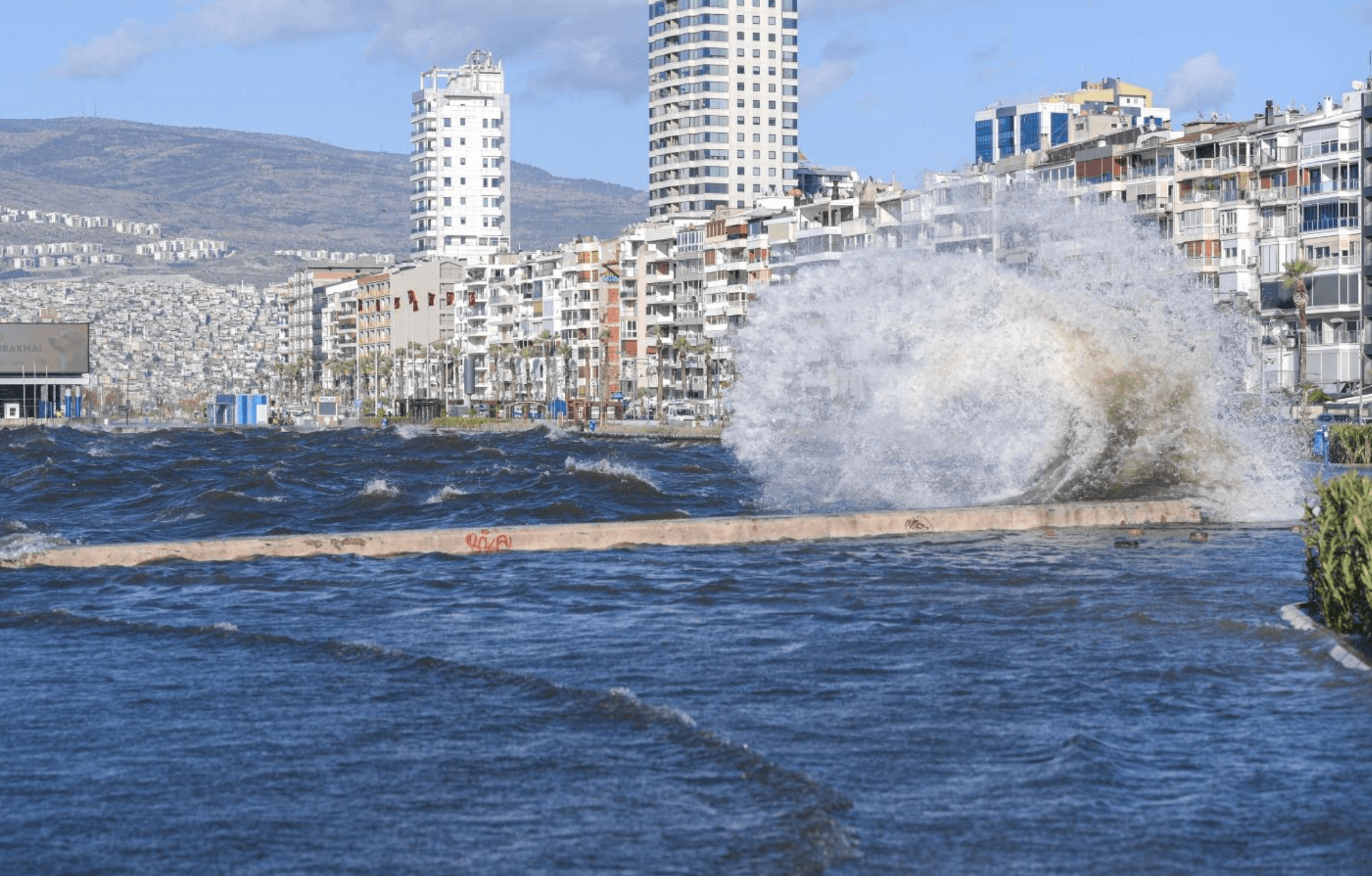 İzmir’de Fırtına Duvarı Felaketi Önledi