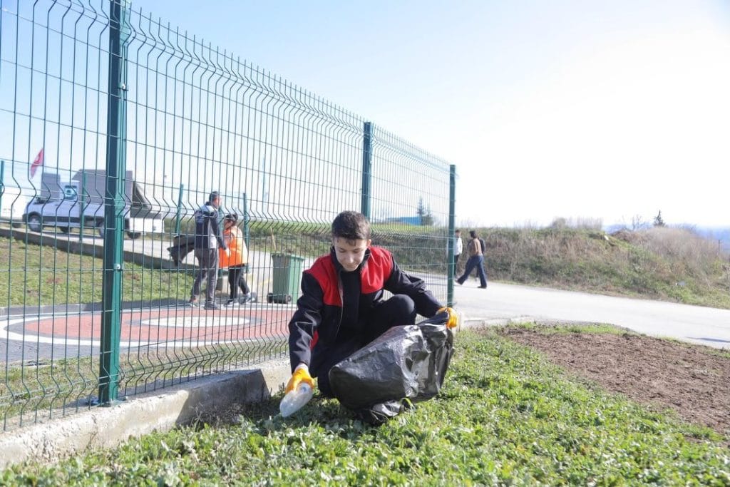 Edirne Belediyesi, çevre gönüllüsü Aras İpsalalı'nın iş birliği çağrısına yanıt verdi. Sahada omuz omuza yürütülen temizlik çalışması ve dayanışma örneğinin detayları haberimizde.