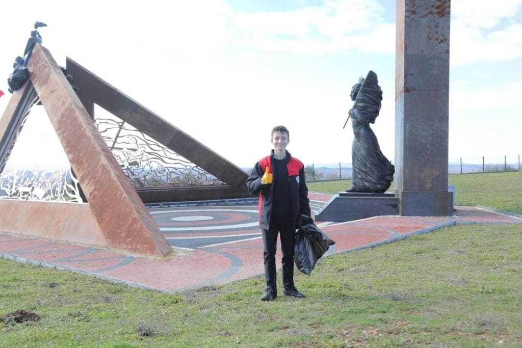 Edirne Belediyesi, çevre gönüllüsü Aras İpsalalı'nın iş birliği çağrısına yanıt verdi. Sahada omuz omuza yürütülen temizlik çalışması ve dayanışma örneğinin detayları haberimizde.
