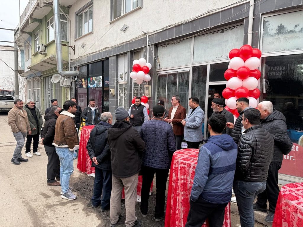 Havsa Belediye Başkanı Hüseyin Özden, Ali Taş'ın işletmeciliğini yaptığı Sezer Bereket Çay Evi'ni dualarla açtı. Havsa'nın yeni sosyal mekanı ve açılıştan renkli kareler Trakyalife'ta.