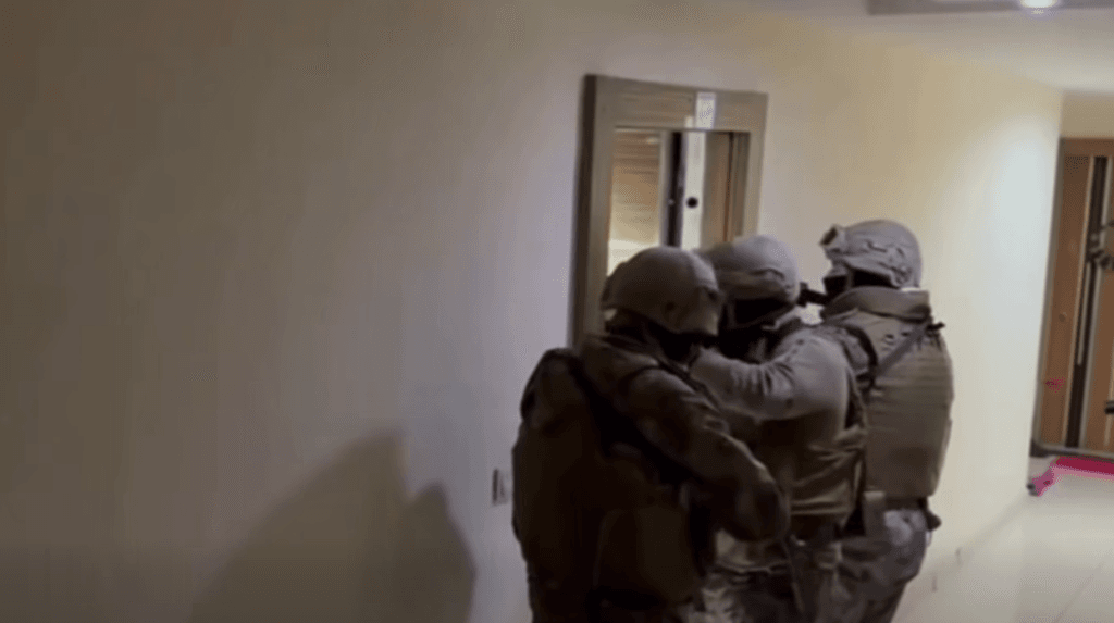 İstanbul'da kırmızı bültenle aranan liderin yönettiği suç çetesi çökertildi. İşyeri kurşunlama ve yağma suçlarına karışan şüpheliler yakalandı. Emniyet'ten "geçit yok" mesajı.