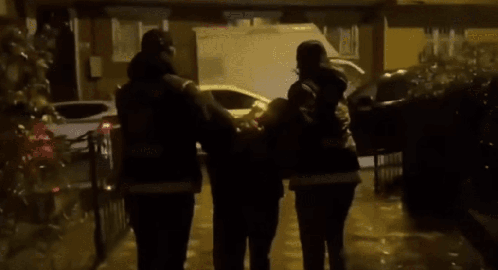 İstanbul'da kırmızı bültenle aranan liderin yönettiği suç çetesi çökertildi. İşyeri kurşunlama ve yağma suçlarına karışan şüpheliler yakalandı. Emniyet'ten "geçit yok" mesajı.