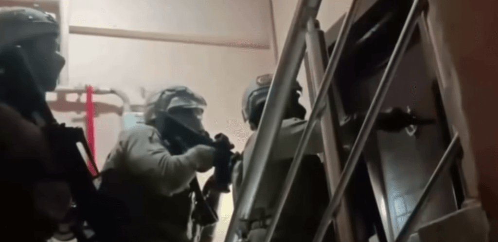 İstanbul'da kırmızı bültenle aranan liderin yönettiği suç çetesi çökertildi. İşyeri kurşunlama ve yağma suçlarına karışan şüpheliler yakalandı. Emniyet'ten "geçit yok" mesajı.