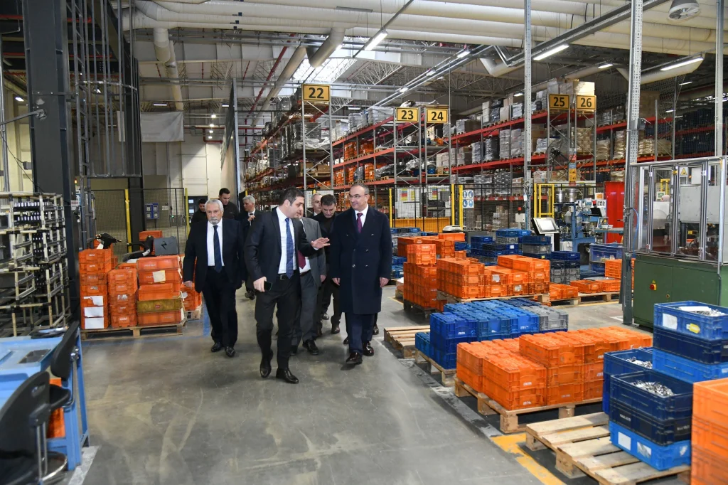 Vali Recep Soytürk ve beraberindeki heyet, Kale Kilit fabrikasındaki son teknoloji üretim bantlarını ve kilit montaj aşamalarını yerinde inceliyor.